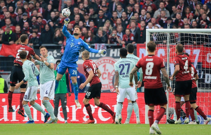 边后卫内收 边后卫内收